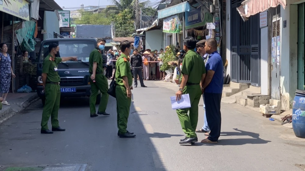 Trong sáng 5-3, lực lượng công an đưa Ân đi thực nghiệm hiện trường. Ảnh: CACC