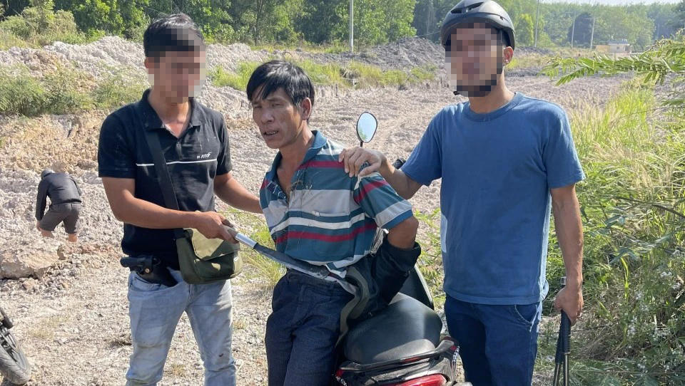 Sinh đã dùng rựa chống trả và chém lực lượng công an. Ảnh: CACC