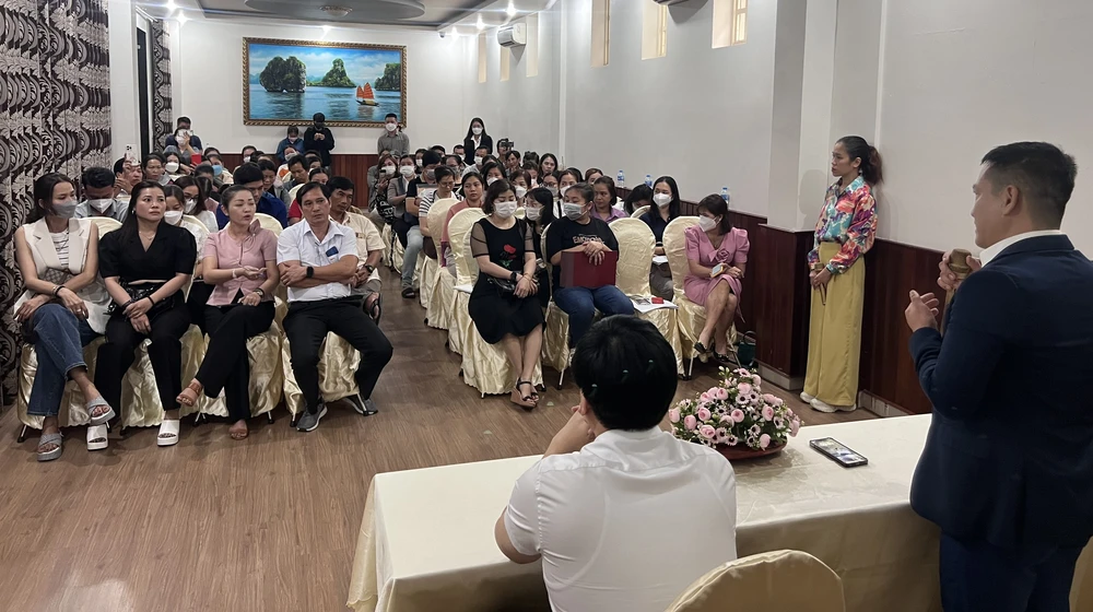 Rất đông phụ huynh tại Bình Dương có mặt tại buổi đối thoại. Ảnh: LÊ ÁNH