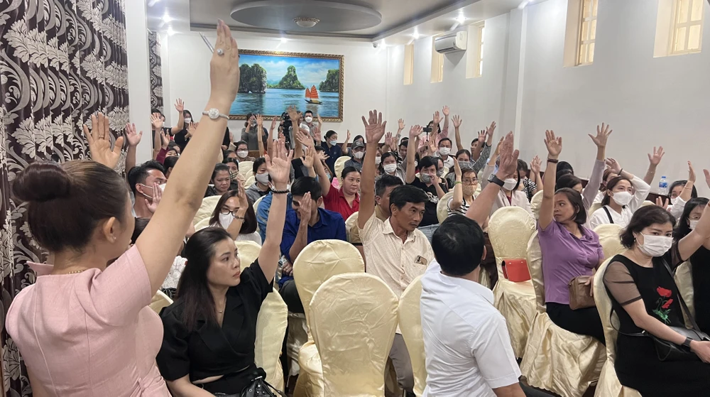 Toàn thể phụ huynh biểu quyết thống nhất yêu cầu Apax Leaders trả lại học phí. Ảnh: LÊ ÁNH