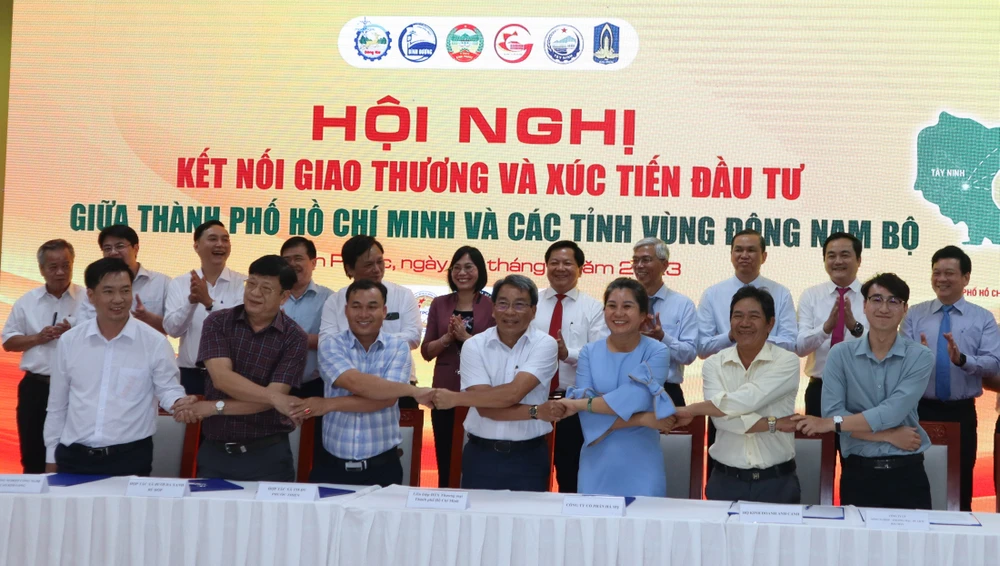 Các hệ thống phân phối tại TP.HCM ký kết hợp tác với doanh nghiệp cung ứng tại các tỉnh trong vùng Đông Nam Bộ. Ảnh: LA