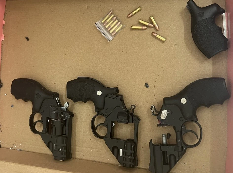 Ma túy và súng đạn cơ quan công an thu giữ tại phòng nghỉ. Ảnh: LA