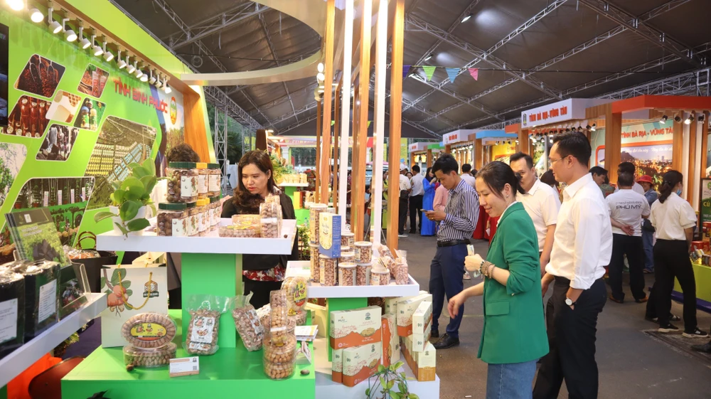 Triển lãm trưng bày, giới thiệu sản phẩm của các doanh nghiệp ở các tỉnh trong vùng Đông Nam Bộ và TP.HCM. Ảnh: LA