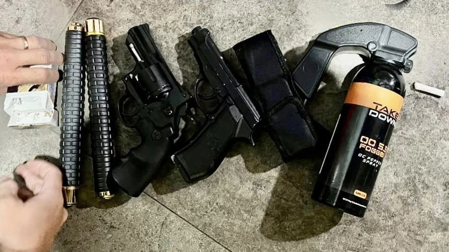 Ma túy, súng và nhiều tang vật khác thu tại hiện trường.