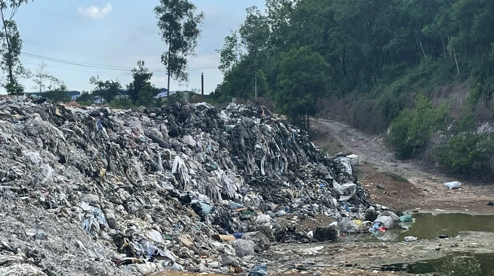 Số chất thải khủng được chủ cơ sở cho chôn lấp trái phép. Ảnh: CA