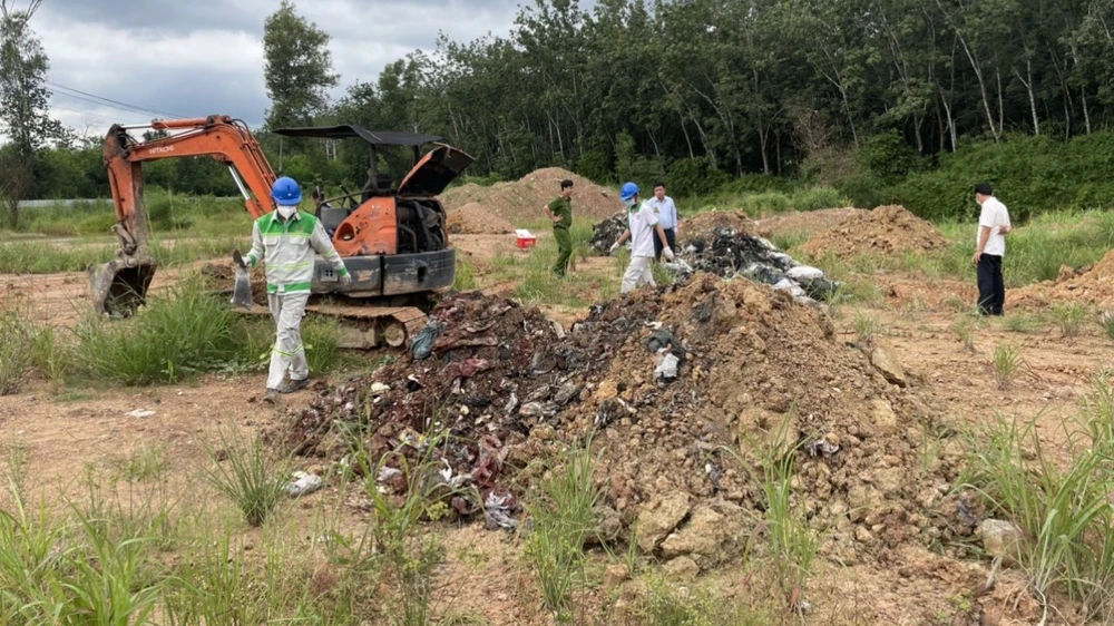 Công an tiến hành điều tra, lấy mẫu chất thải tại Cơ sở Thăng Tiến. Ảnh: CA