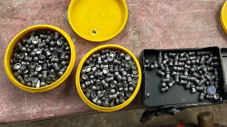 Súng và đạn cơ quan công an thu giữ tại nơi ở của Trường. Ảnh: LA