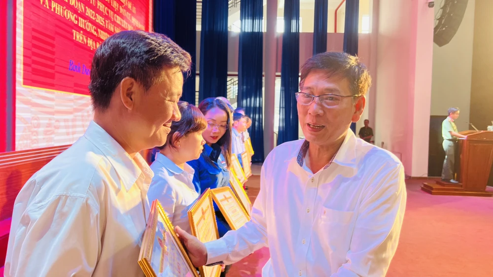 UBND tỉnh Bình Dương tặng bằng khen cho các tập thể đạt thành tích xuất sắc trong thực hiện Đề án 06. Ảnh: LÊ ÁNH