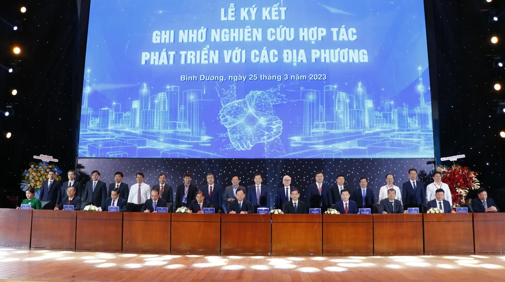 Chín địa phương ký kết nghiên cứu đưa mô hình của Bình Dương về tạo động lực cho kinh tế địa phương phát triển. Ảnh: LÊ ÁNH