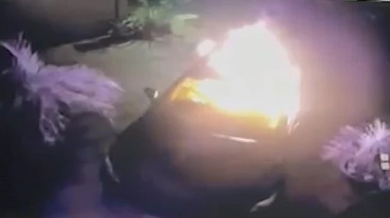 Thời điểm chiếc xe ô tô camry bốc cháy. Ảnh: Cắt từ camera