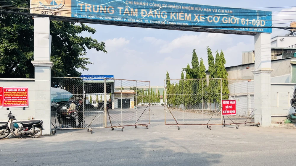 Lực lượng Cảnh sát cơ động đang phong tỏa bên ngoài cổng Trung tâm đăng kiểm xe cơ giới 61-09D. Ảnh: LÊ ÁNH