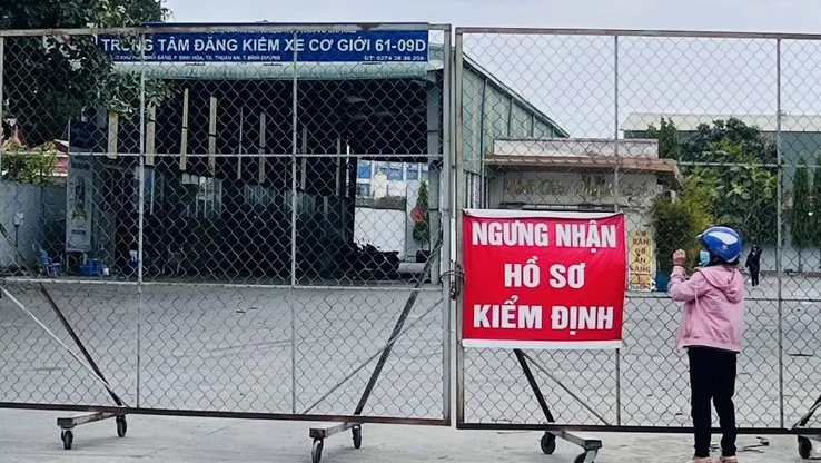 Bên ngoài cổng của trung tâm treo biển "ngưng nhận hồ sơ kiểm định". Ảnh: LÊ ÁNH