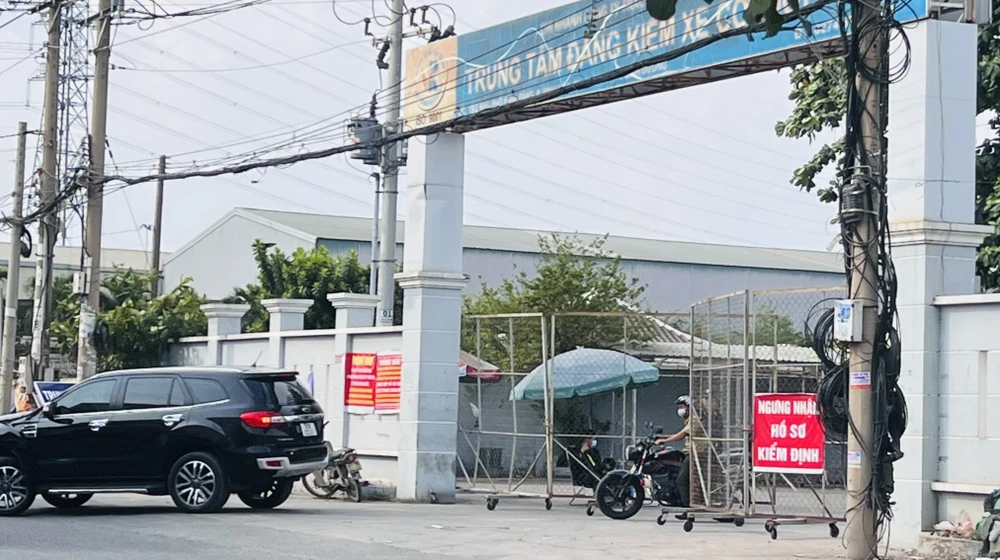 Nhiều xe ô tô đến đăng kiểm đều phải rời đi. Ảnh: LÊ ÁNH