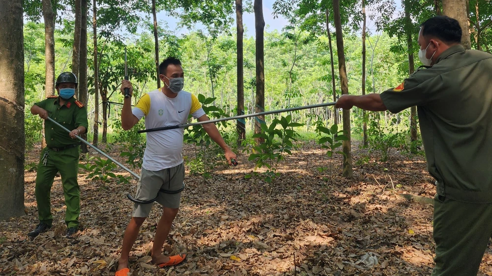 Công an xã Tân Long thử nghiệm bộ công cụ hỗ trợ trấn áp tội phạm. Ảnh: LA