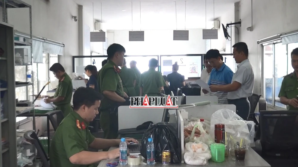 Ngày 28-3, Cơ quan điều tra đã khám xét Trung tâm đăng kiểm xe cơ giới 61.09D. Ảnh: LA