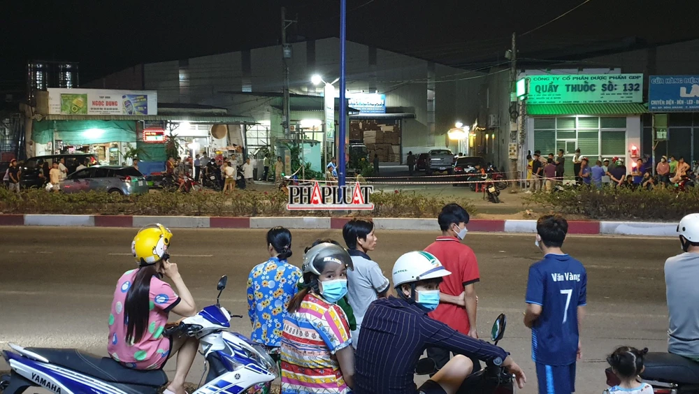 Rất đông người dân tập trung phía trước công ty theo dõi công an khám nghiệm. Ảnh: LA