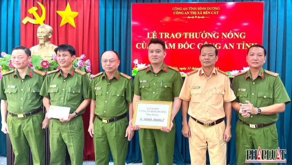 Ban chuyên án nhận khen thưởng. Ảnh: LA