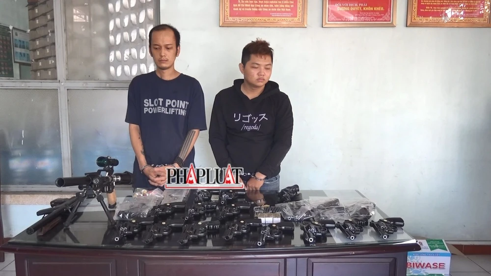 Số lượng lớn súng đạn cơ quan công an thu giữ. Ảnh: LA