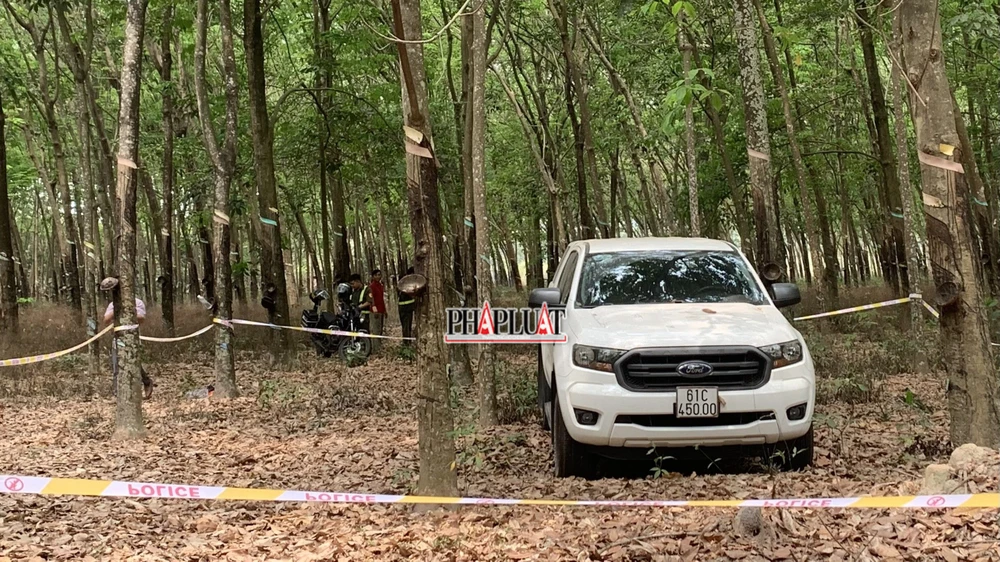 Lực lượng chức năng đang phong tỏa khu vực phát hiện chiếc xe ô tô bán tải. Ảnh: LA