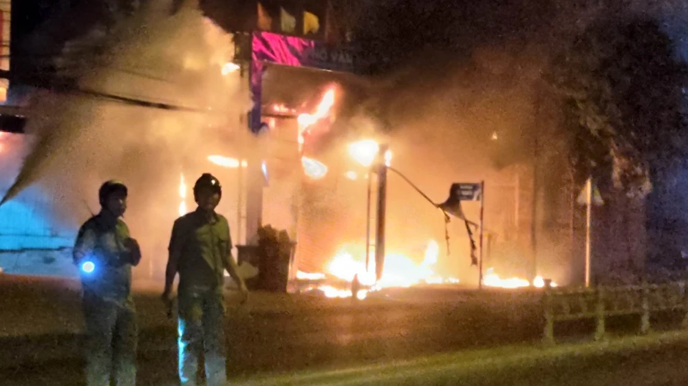 Trong đêm vụ cháy khiến cả góc trời đỏ rực. Ảnh: Người dân cung cấp