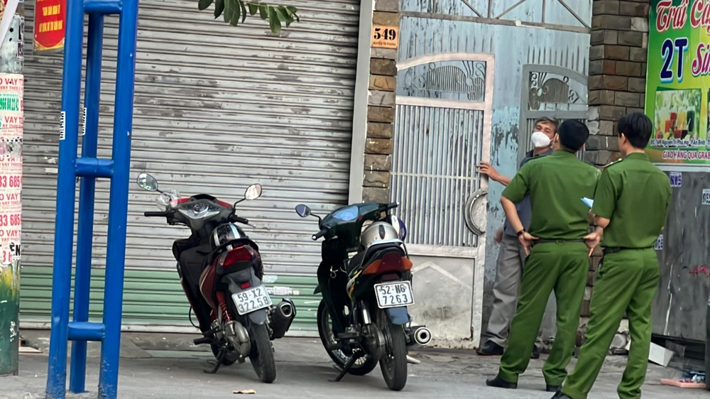 Cơ quan công an khám nghiệm điều tra vụ việc. Ảnh: LA