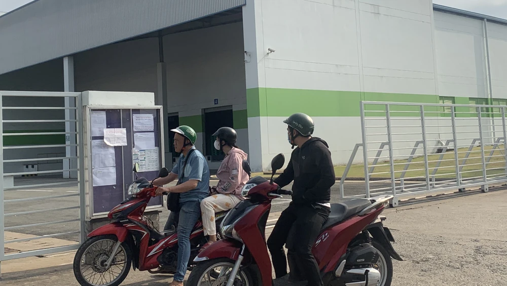 Các công nhân tại Bình Dương đi xin việc làm tại các công ty. Ảnh: LA