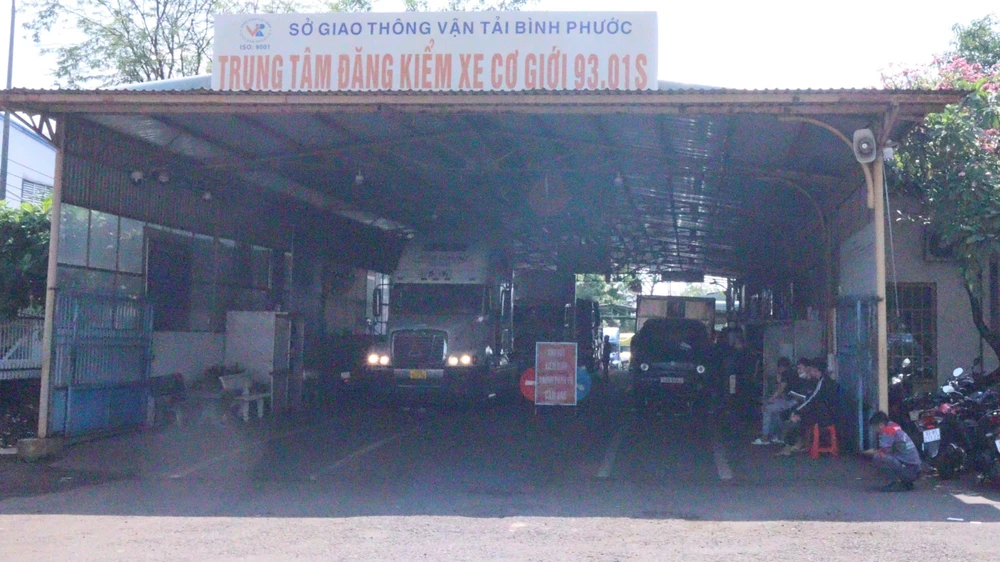 Trung tâm đăng kiểm làm việc hết công suất nhưng không đáp ứng kịp nhu cầu. Ảnh: LA