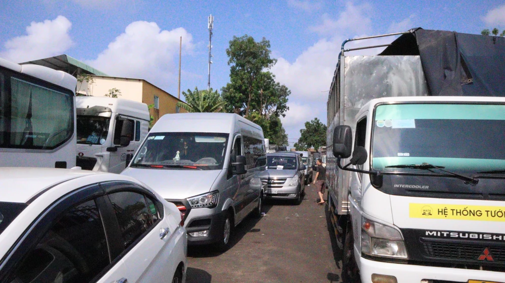 Bên trong trung tâm các xe cũng nối đuôi nhau chờ đăng kiểm. Ảnh: LA