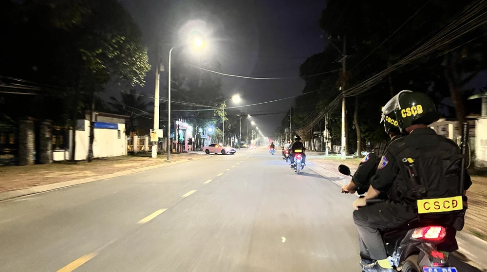 Các tổ 171 tuần tra xuyên đêm. Ảnh: LÊ ÁNH