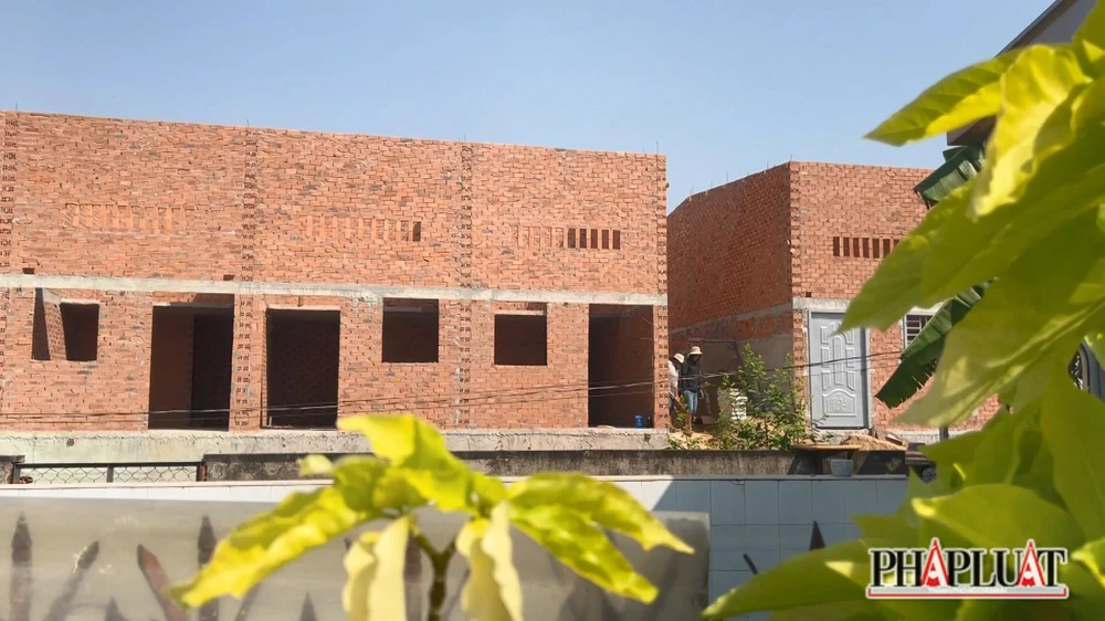 Khu nhà trọ xây không phép nằm trên đường Thuận An Hòa (hơn 2.700 m2 với khoảng gần 100 phòng trọ) đang được xây dựng.