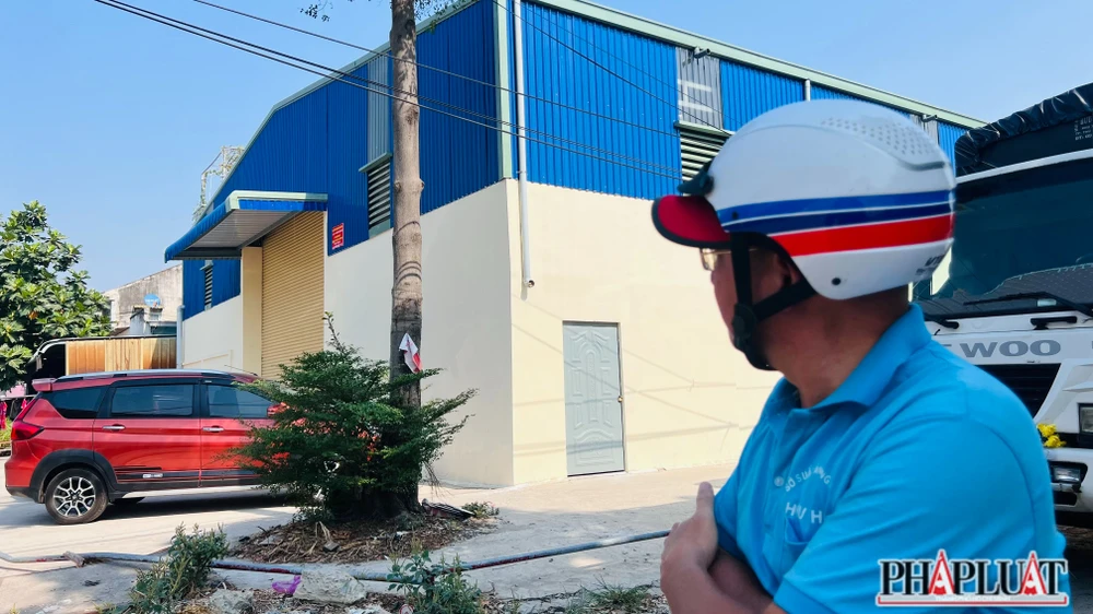 Một căn nhà xưởng khác "mọc" trong khu dân cư và đang treo biển cho thuê.