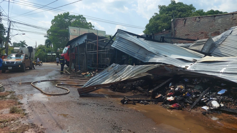 Căn nhà bị đổ sập hoàn toàn sau đám cháy lớn. Ảnh: LA Căn nhà bị đổ sập hoàn toàn sau đám cháy lớn
