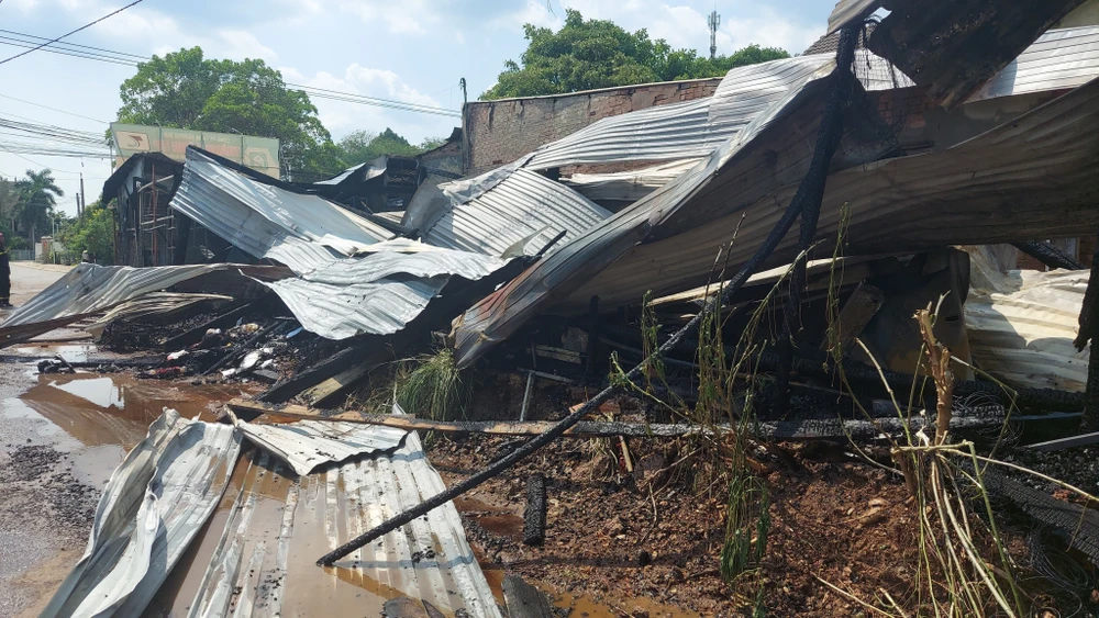 Nhiều tài sản bên trong bị lửa thiêu rụi. Ảnh: LA Nhiều tài sản bên trong bị lửa thiêu rụi. Ảnh: LA