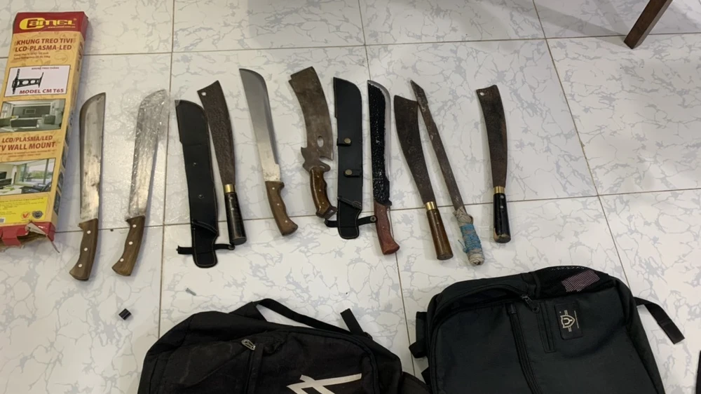Số dao kiếm nhóm thanh niên mang theo để đánh nhau. Ảnh: LA