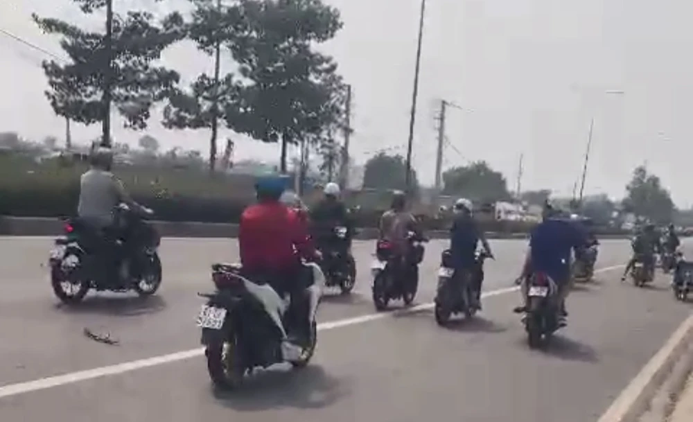 Hàng chục quái xế chạy xe thành đoàn gây huyên náo cả khu dân cư. Ảnh: PC08