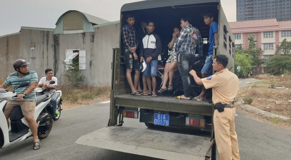 Lực lượng CSGT đưa nhóm quái xế và xe máy về trụ sở lập biên bản. Ảnh: PC08