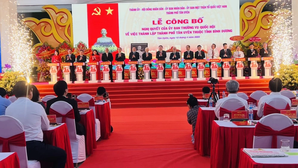 Lãnh đạo Trung ương và địa phương nhấn nút khởi động TP Tân Uyên. Ảnh: LÊ ÁNH Lãnh đạo Trung ương và địa phương nhấn nút khởi động TP Tân Uyên. Ảnh: LÊ ÁNH