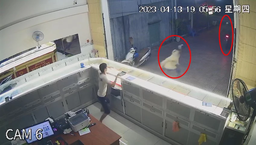 Nam thanh niên cầm vàng bỏ chạy. Ảnh: Cắt từ camera Nam thanh niên cầm vàng bỏ chạy. Ảnh: Cắt từ camera