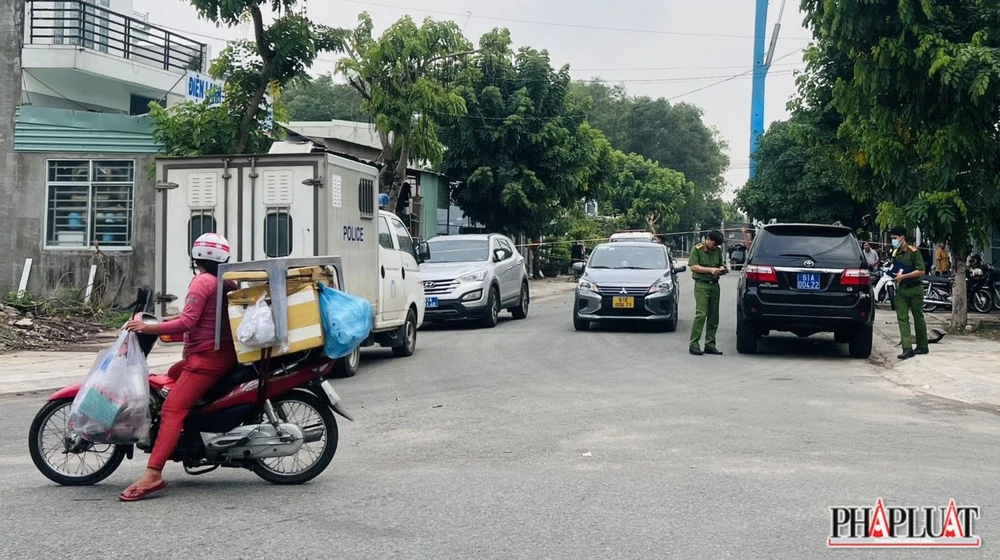 Cơ quan công an khám nghiệm hiện trường vụ án mạng. Ảnh: LÊ ÁNH