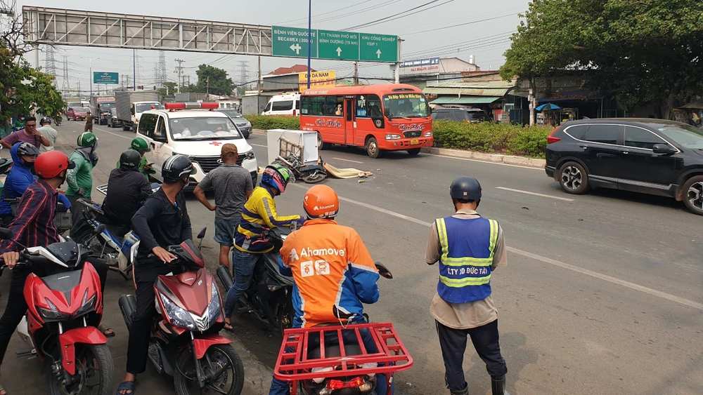 Nạn nhân nghi bị xe đầu kéo cán qua tử vong tại chỗ. Ảnh: LA