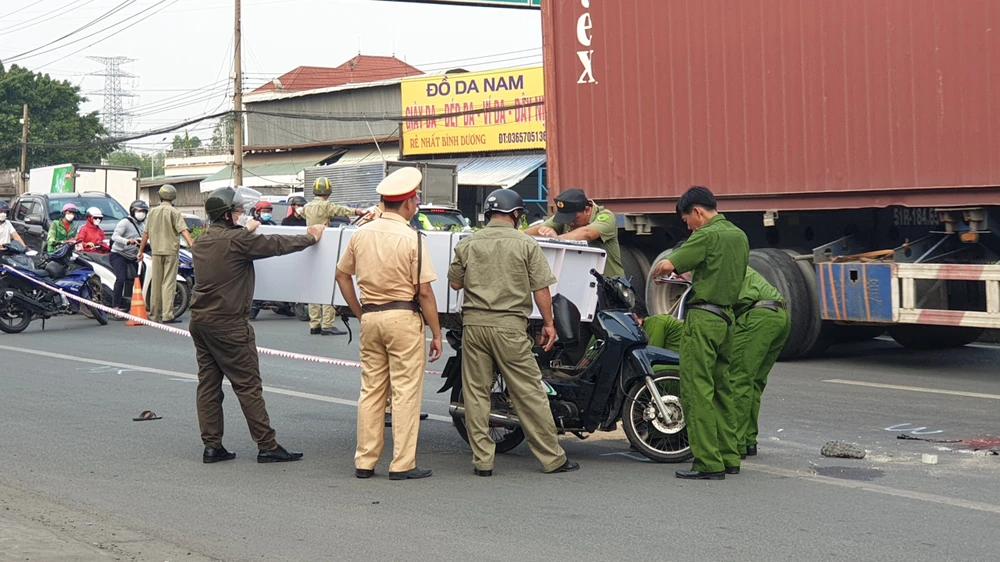 Lực lượng công an khám nghiệm hiện trường để điều tra vụ việc. Ảnh: LA