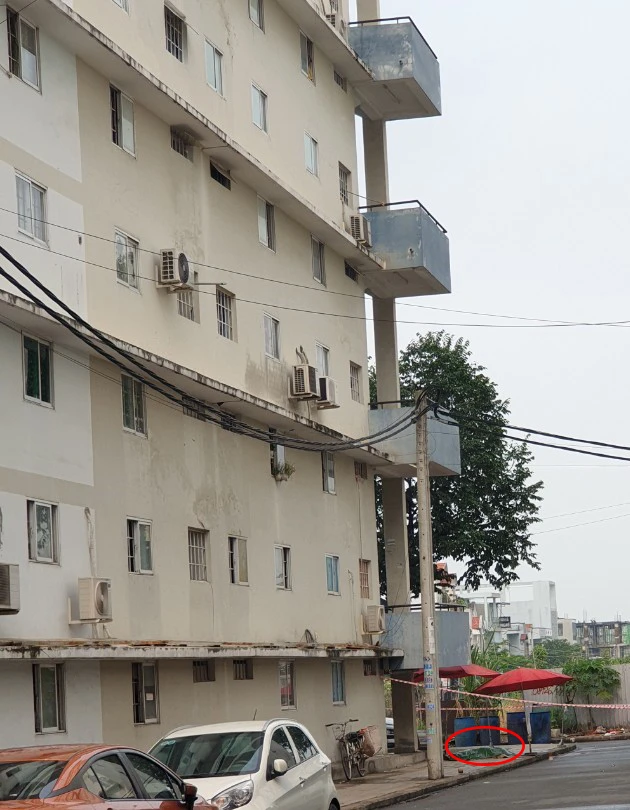 Phía trên khu vực xảy ra vụ việc có nhiều ban công đua ra của chung cư. Ảnh: LA