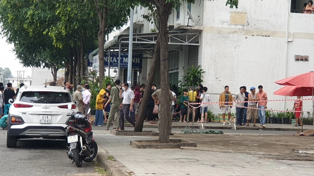 Người dân bàng hoàng khi phát hiện người đàn ông chết trong chung cư. Ảnh: LA