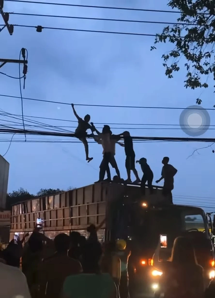 Thót tim cảnh 1 phụ nữ đi trên đường dây điện trung thế ảnh 2