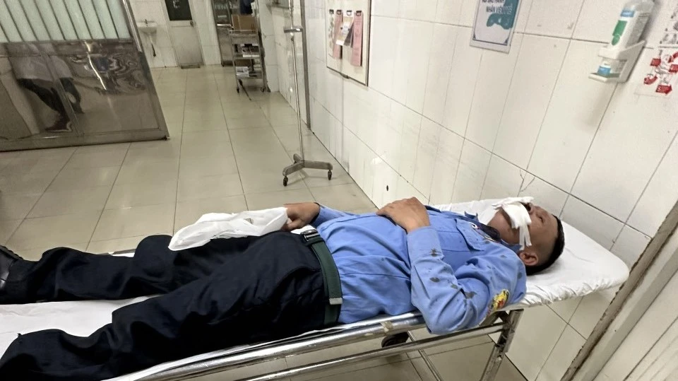 Người bảo vệ bị thương đang được điều trị tại bệnh viện. Ảnh: LA