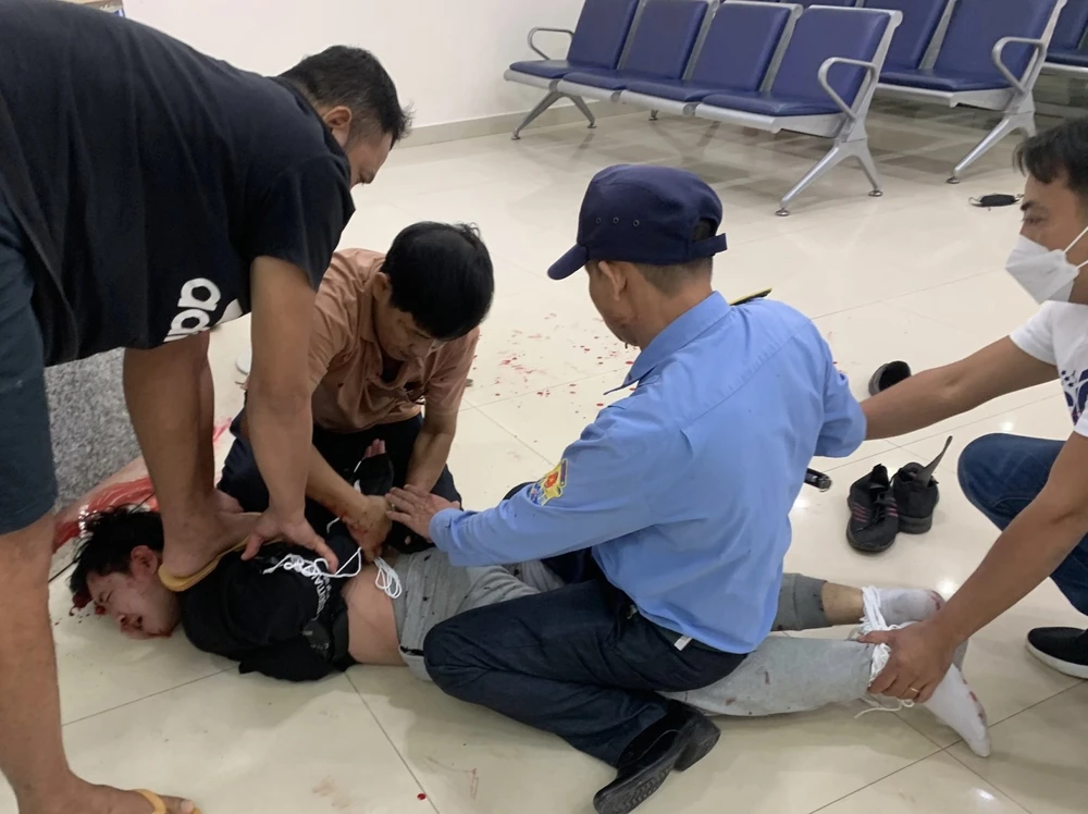 Tên cướp có súng bị bảo vệ và người dân bắt giữ. Ảnh: NHCC