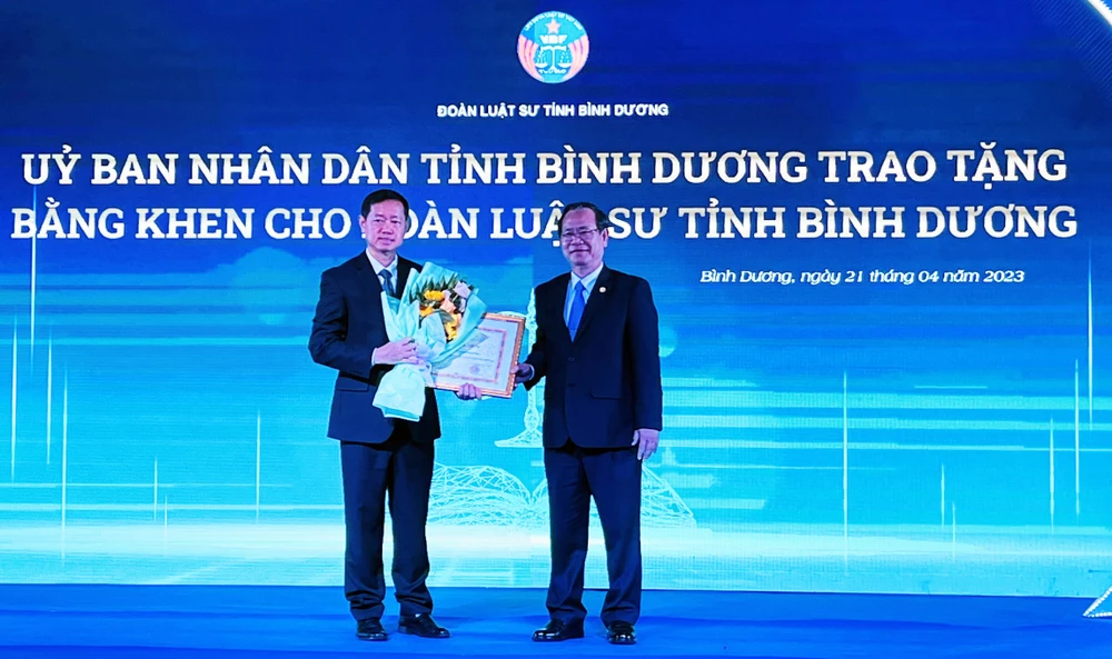 Ông Nguyễn Văn Dành, Phó Chủ tịch UBND tỉnh Bình Dương (phải) trao bằng khen cho Đoàn luật sư tỉnh Bình Dương. Ảnh: LÊ ÁNH