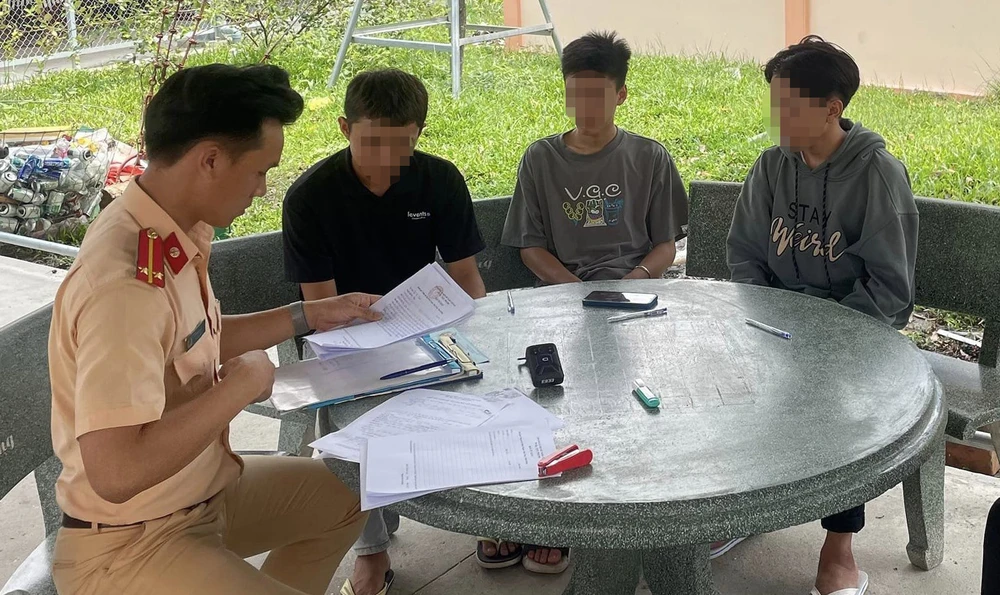 Cảnh sát giao thông mời các thanh niên liên quan lên làm việc. Ảnh: CACC
