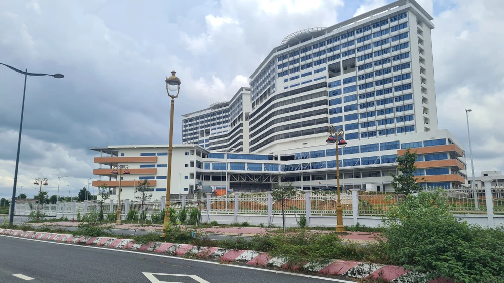 Công trình bệnh viện lớn nhất Bình Dương vẫn chưa được đưa vào sử dụng do còn vướng mắc. Ảnh: LÊ ÁNH