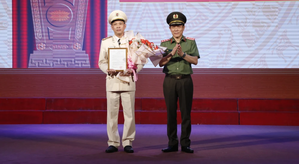 Thượng tướng Lương Tam Quang, Thứ trưởng Bộ Công an đã trao quyết định cho đại tá Tạ Văn Đẹp. Ảnh: LÊ ÁNH